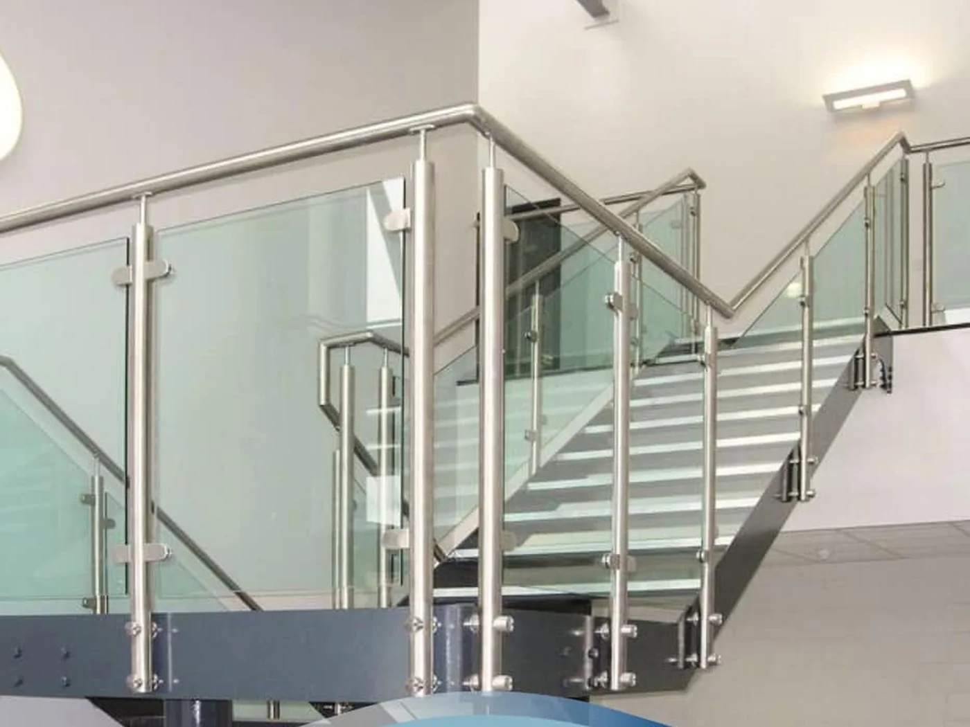 Barandas interiores de vidrio y acero