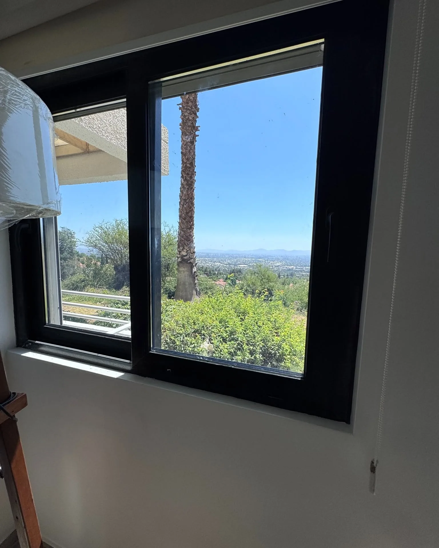 Detalle de ventana residencial de perfil oscuro