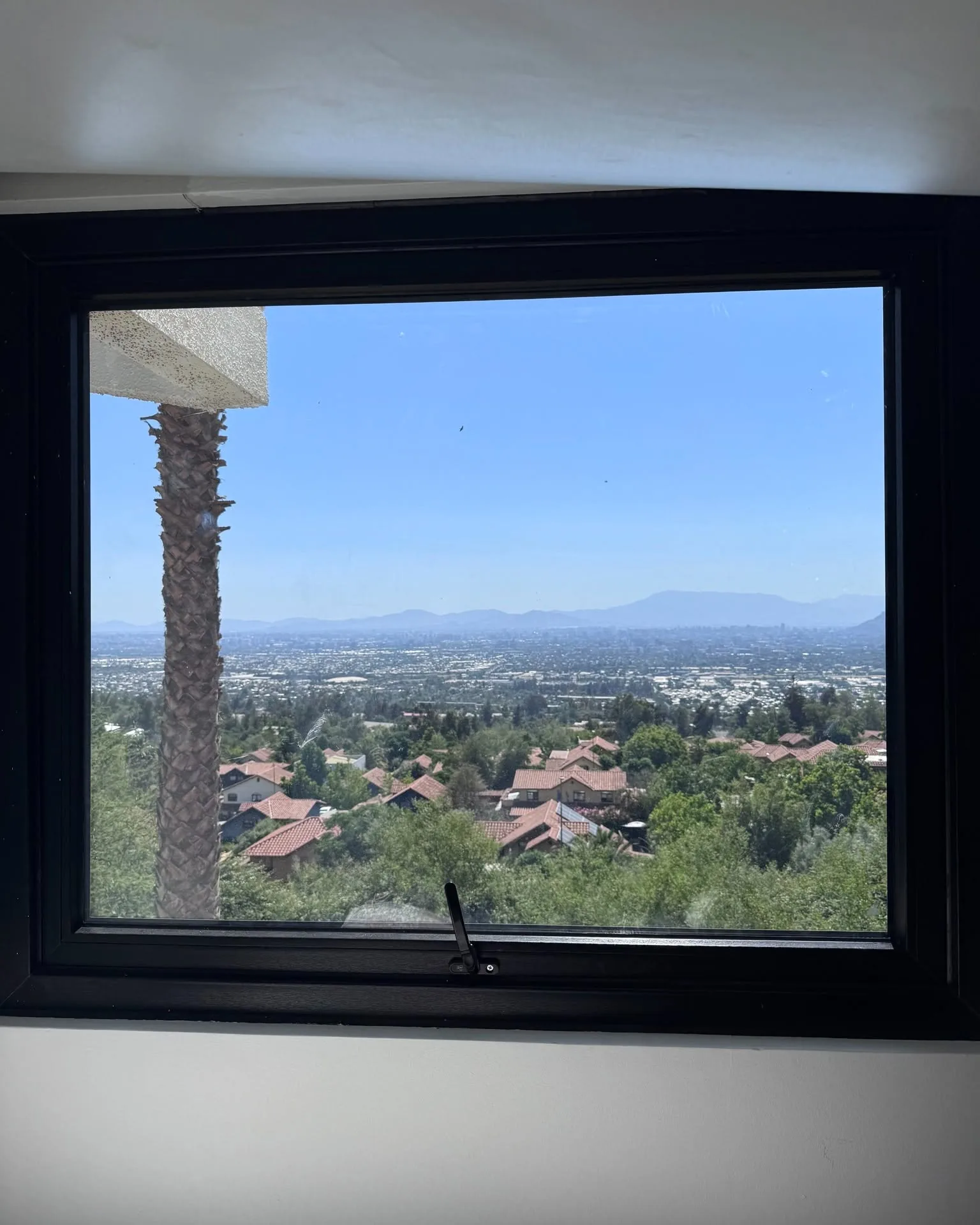 Ventanas residenciales de perfil oscuro vistas desde interior