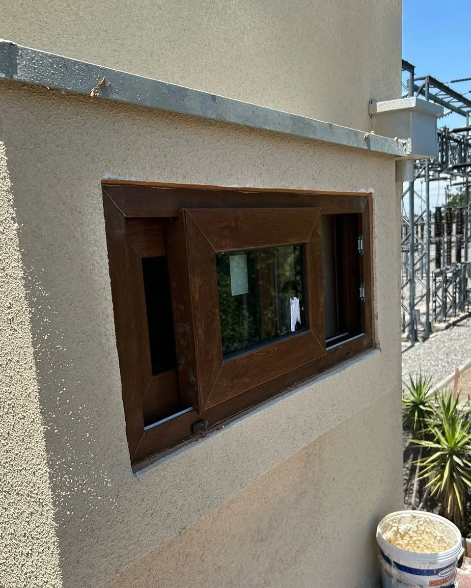 Ventana residencial con vista panorámica