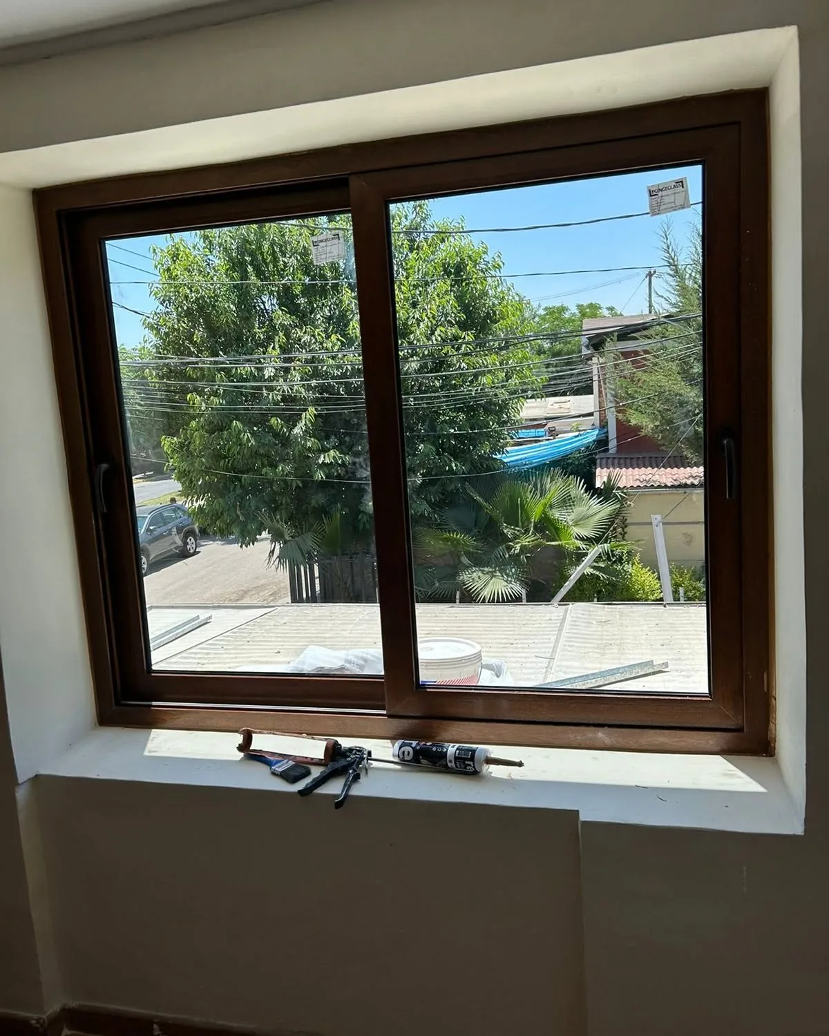 Ventana residencial con terminación tipo madera